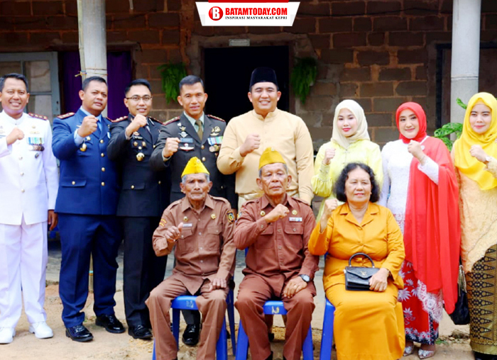 Bupati Bintan, Roby Kurniawan bersama FKPD saat foto bersama dengan sejumlah veteran